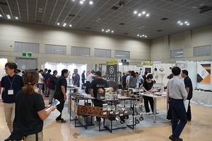 20240926_トレード ショウ_会場内.jpg