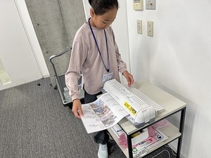 ラミネートかけている場面.jpg