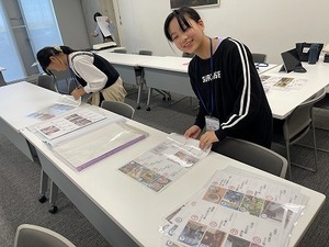 用紙をラミネートフィルムに挟む作業.jpg