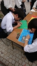 s-とうろう流しの紙に平和へのメッセージを書いています.jpg